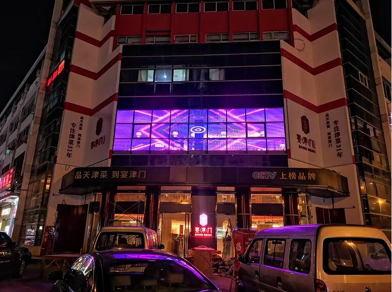 LED貼膜屏怎么樣?比LED透明屏更好嗎?